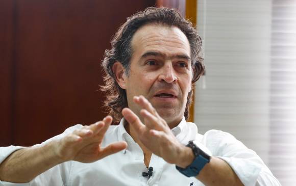 El precandidato presidencial visitó la zona de Arauca donde se vienen presentando enfrentamientos. FOTO MANUEL SALDARRIAGA