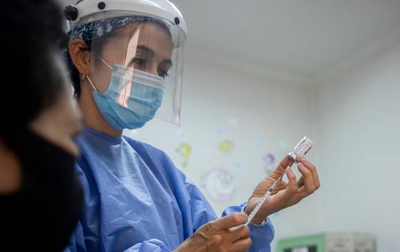 Son 8.600 los profesionales de la salud que se capacitan para aplicar la vacuna contra la covid-19 en Antioquia. FOTO CAMILO SUÁREZ