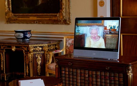 Reina Isabel II en una conferencia virtual este martes. FOTO AFP