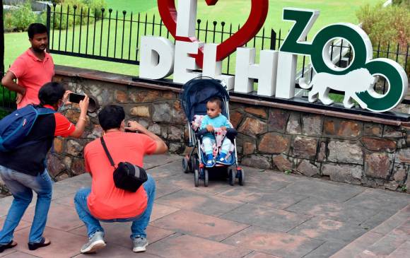  La gente visita el zoológico de Delhi el primer día de su reapertura. FOTO. GETTY