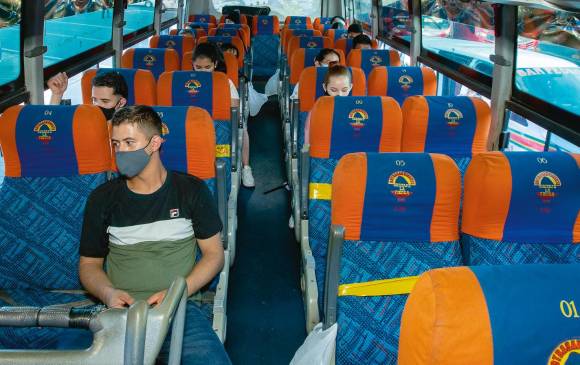 Según el gremio transportador, en Medellín se están movilizando actualmente cerca de 680.000 pasajeros por día y el volumen de usuarios cayó sustancialmente por la pandemia. FOTO juan antonio sánchez
