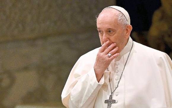El papa Francisco durante la oración del Ángelus, momentos antes de ser internado en el Policlínico Gemelli. FOTO afp.
