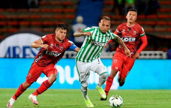 En la imagen aparece Jarlan Barrera, otro de los hombres con un alto rendimiento en el duelo frente a Patriotas. El volante participó en varias jugadas de gol y anotó el segundo. FOTO dimayor