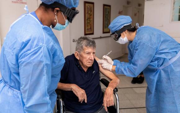 Según el Ministerio de Salud, actualmente se está vacunando en casa a adultos mayores de 80 años que no cuentan con acompañante y a los que tienen problemas de movilidad . FOTO ANDRÉS CAMILO SUÁREZ