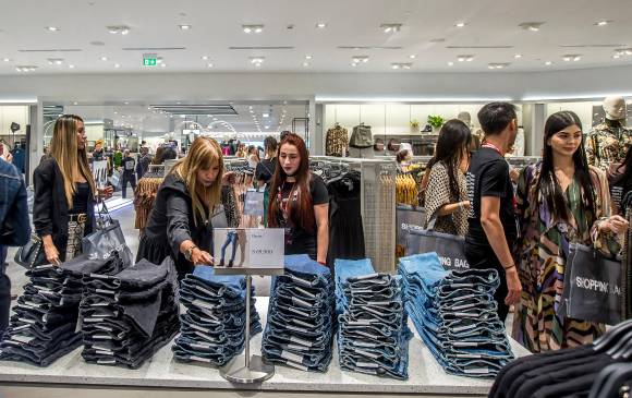 Las prendas de vestir son las preferidas por los colombianos para obsequiar en el Día de la Madres. FOTO Juan Antonio Sánchez