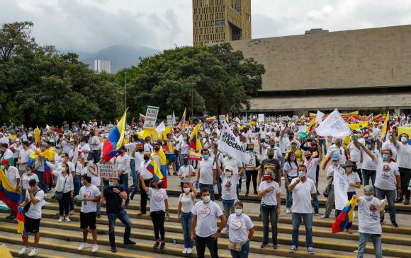 La movilización recorrió la avenida El Poblado para llegar al Parque de los Pies Descalzos, donde terminó sobre el mediodía. Foto: Manuel Saldarriaga Quintero.