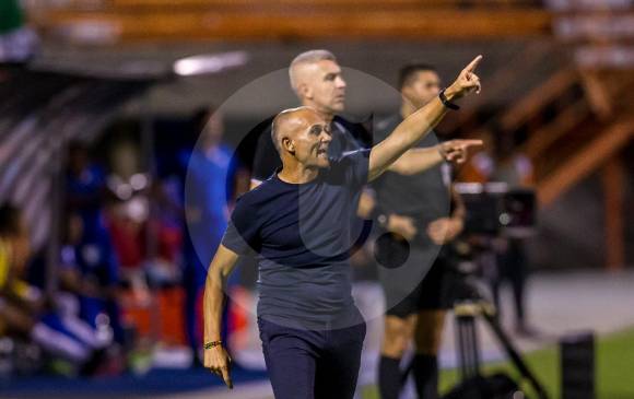 El técnico José Arastey entrega instrucciones en un encuentro junto a su asistente Andrés Orozco. FOTO JUAN ANTONIO SÁNCHEZ