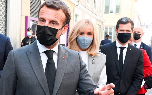Macron recibió la agresión cuando realizaba un recorrido por las calles de Drôme. FOTO: EFE