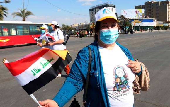 La gente en las calles de Bagdad esperó el pasó de el Papa Francisco. Foto: Efe