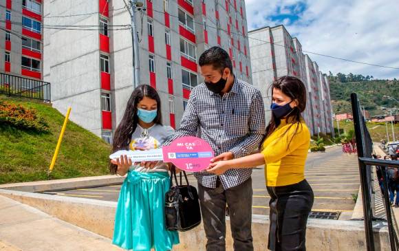 En Bello, el Ministerio de Vivienda encabezó el acto de entrega de subsidios y viviendas. La familia de Jaime Arturo Martínez una de las beneficiadas. Foto Juan Antonio Sánchez