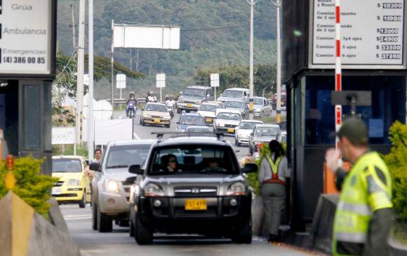 Desde mediados de enero el alza en los peajes a cargo del Invías fue del 1,61 %, pero los transportadores de carga aseguran que hay casetas en las que el alza se acerca al 80 %. FOTO Archivo
