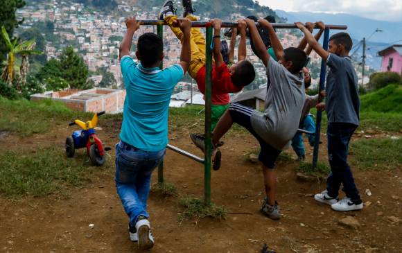Así se ven los niños de Altos de la Cruz, disfrutando de los espacios que les brinda las altas laderas que tiene Medellín. 