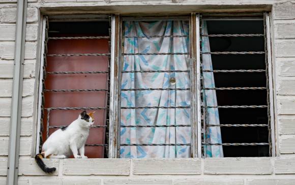 Las imágenes de casas vecinas sin vidrios en las ventanas son el denominador común en los alrededores de la vivienda en explosión. FOTO MANUEL SALDARRIAGA
