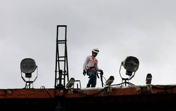 Desde este jueves se inician los trabajos con los cuales se busca reforzar la iluminación del Atanasio Girardot para el compromiso que hay por Copa América. FOTO CORTESÍA INDER