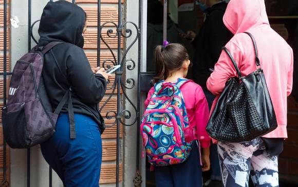 Algunos padres de familia se mostraron conformes con el retorno. Confían en la bioseguridad de las instituciones y se muestran favorables a la vacunación covid de los menores. FOTO MANUEL SALDARRIAGA