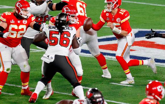 Patrick Mahomes fue el gran derrotado al no poder hacer ni un solo pase de anotación. FOTO EFE