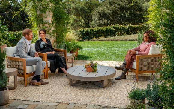Los duques de Sussex durante su entrevista con Oprah Winfrey. FOTO TWITTER @Oprah