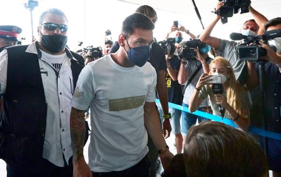 Messi viajó este martes a París junto a su familia para realizarse los exámenes médicos y ser oficializado como nuevo jugador del PSG. FOTO EFE