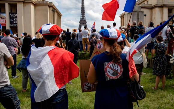En las calles de París, los manifestantes acudieron para mostrar su descontento con la medida. Foto: EFE