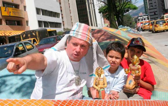 Un diciembre, para una publicación del Día de los Inocentes de EL COLOMBIANO, Ramsés se vino a Medellín y tomó “posesión” de las pirámides de la avenida Oriental, ya derribadas. FOTO ARCHIVO