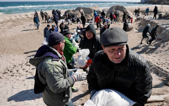Ucranianos preparan sacos terreros para fortalecer la ciudad ucraniana de Odesa. FOTO: EFE.