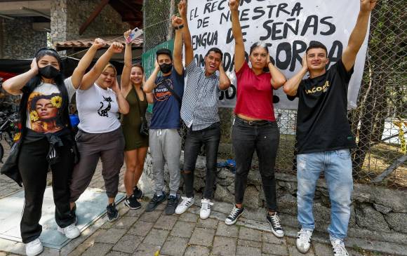 Miembros de la comunidad de personas sordas de Antioquia se manifestó frente a la Universidad de Antioquia para solicitar examen de admisión en lengua de señas. FOTO manuel saldarriaga