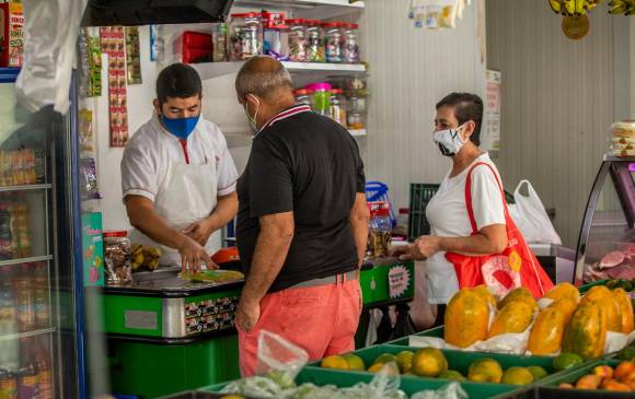 Entre quejas más frecuentes están el incremento de precios en productos de la canasta familiar, incremento de precios previos a los días sin IVA, e incumplimientos en los tiempos de entrega. Foto: Andrés Camilo Suárez