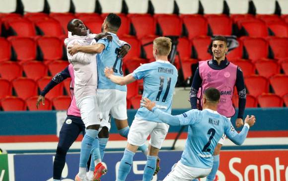 Riyad Mahrez, del Manchester City, celebra con sus compañeros después de anotar el segundo gol (tiro libre) de su equipo durante la semifinal de la Liga de Campeones. FOTO efe