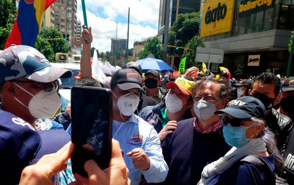 Por primera vez durante las movilizaciones que se llevan a cabo en el país desde el pasado 28 de abril, el excandidato presidencial Gustavo Petro marchó por la carrera séptima de Bogotá. FOTO COLPRENSA