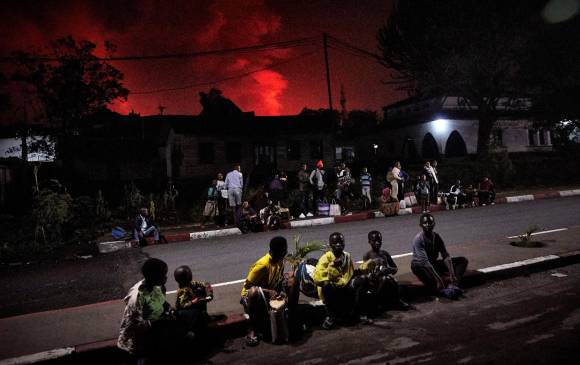 Los damnificados por la erupción del volcán Nyiragongo en la ciudad de Goma, en Congo, esperan ayuda del Gobierno. FOTO: EFE