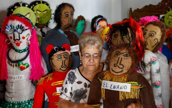 La familia de Elkin Jiménez lleva 50 años fabricando muñecos. FOTO Manuel Saldarriaga