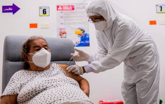 La vacunación en Colombia sigue con la tercera dosis para mayores de 50 años. Foto: Archivo