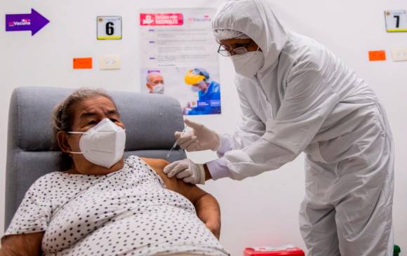 Elizabeth Pérez, de 77 años, fue la paciente que recibió la dosis para completar los dos millones de vacunados. FOTO PRESIDENCIA.