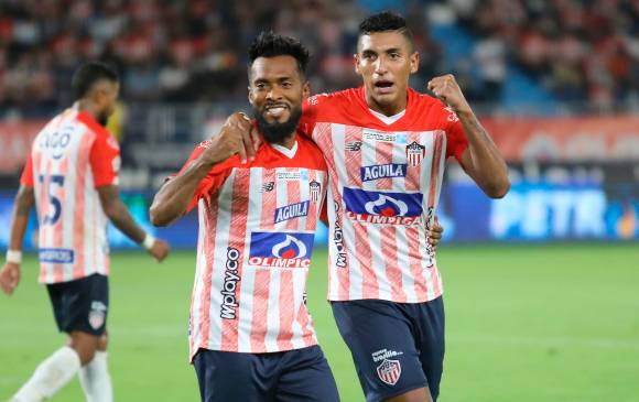 Luis González (izquierda y con barba) es una de las figuras del Junior de Barranquilla. El venezolano destaca por su técnica, velocidad y pegada. Está en el club tiburón desde 2019. FOTO dimayor