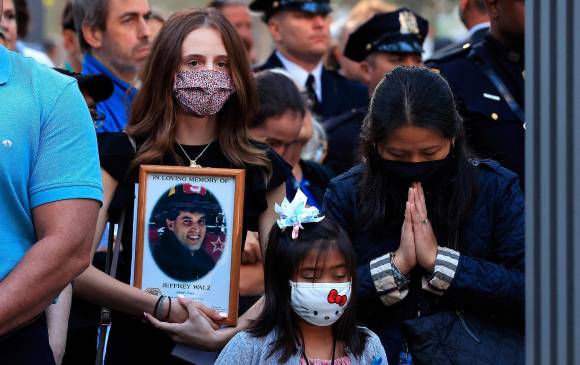 Familiares de los rescatistas y las víctimas acudieron para recordar a sus seres queridos. Foto: EFE.