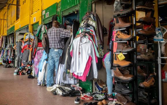 Zapateros del centro de Medellín han sentido que cada vez más gente acude a sus servicios para darle una segunda oportunidad a esos zapatos desgastados. FOTO camilo suárez