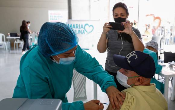 La vacunación sin cita para personas de 50 años de edad en adelante será en ciudades capitales y municipios de áreas metropolitanas. FOTO MANUEL SALDARRIAGA
