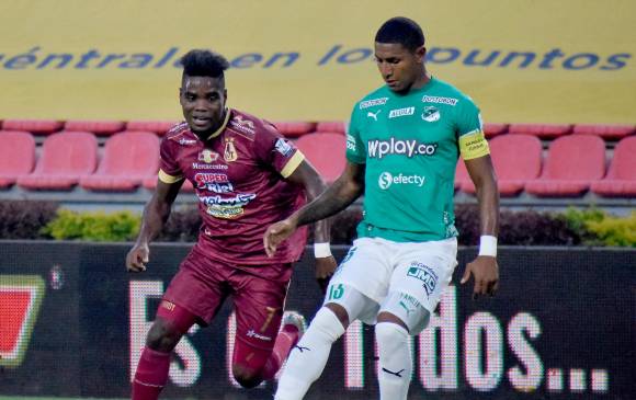 Juan Camilo Angulo (Cali) y Andrey Estupiñán, en el duelo de ida que ganó Tolima. FOTO DIMAYOR
