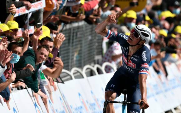 Imagen de la victoria de Mathieu Van Der Poel en la segunda fracción del Tour de Francia, triunfo que le valió la camiseta de líer. FOTO EFE