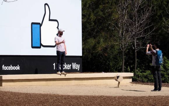 Una de las decisiones que tumbó el comité tiene que ver con la publicación de imágenes de pezones en campañas de lucha contra el cáncer, que Facebook consideraba que violabaN su política de desnudos. FOTO EFE 