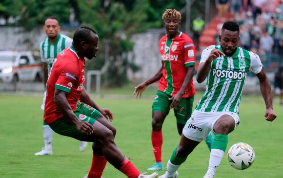 El lateral Álvaro Angulo, que debutó en el estadio Doce de Octubre, hizo un partido correcto y compite por la posición para poder estar también frente al Junior el próximo miércoles. FOTO dimayor
