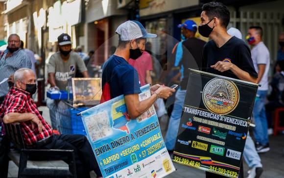 Según el Celam, los migrantes venezolanos en Colombia envían 106 dólares mensuales, en promedio. FOTO Manuel Saldarriaga