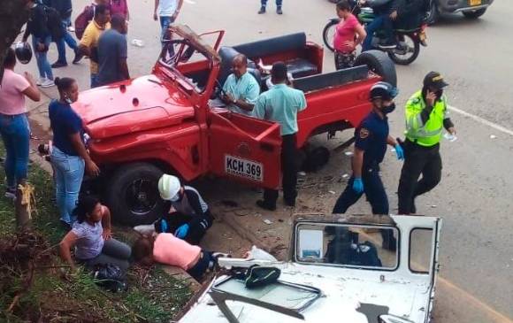 El campero accidentado prestaba el servicio de colectivo informal, con ruta entre el centro de Girardota y las veredas. FOTO: CORTESÍA DENUNCIAS ANTIOQUIA.