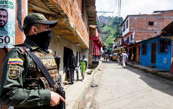 Los patrullajes de la Policía en la zona han dado algo de tranquilidad a los habitantes de los barrios La Torre, de Medellín, y El Pinar, de Bello. Ayer, la vida transcurría con normalidad, aunque hay temor de que ocurra otro enfrentamiento. FOTO julio césar herrera