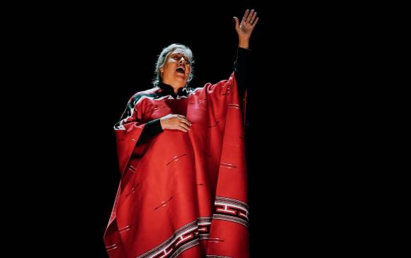 Imagen de la actriz Carmenza Gómez en el personaje de Chavela Vargas. El musical se estrena mañana. FOTO Cortesía