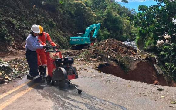 La autopista Medellín Bogotá sufrió una pérdida de la banca en la vía que va de Santuario hacia Caño Alegre. FOTO JULIO CÉSAR HERRERA