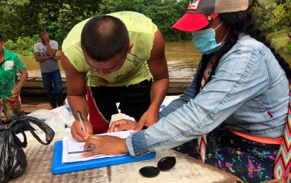 Las ayudas enviadas por la Unidad para las Víctimas ya están siendo distribuidas en las comunidades confinadas de Murindó, por vía aérea y fluvial. FOTO cortesía.