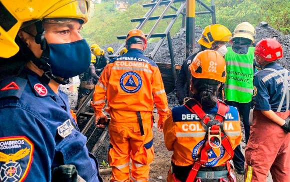 Las cuatro personas estuvieron atrapadas por al menos dos horas y fueron rescatadas con vida. FOTO ALCALDÍA DE CALI