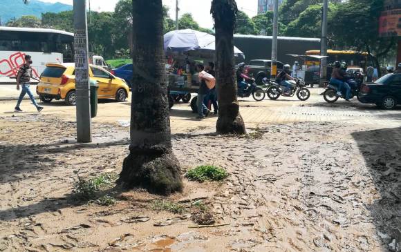 Pantano, alcantarillas tapadas y daños materiales dejaron las lluvias en el centro de Medellín. Foto: Manuel Saldarriaga