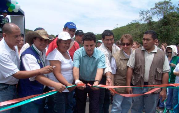 La construcción e inauguración de esta vía fue celebrado por los mandatarios y habitantes del Bajo Cauca antioqueño. Foto Cortesía